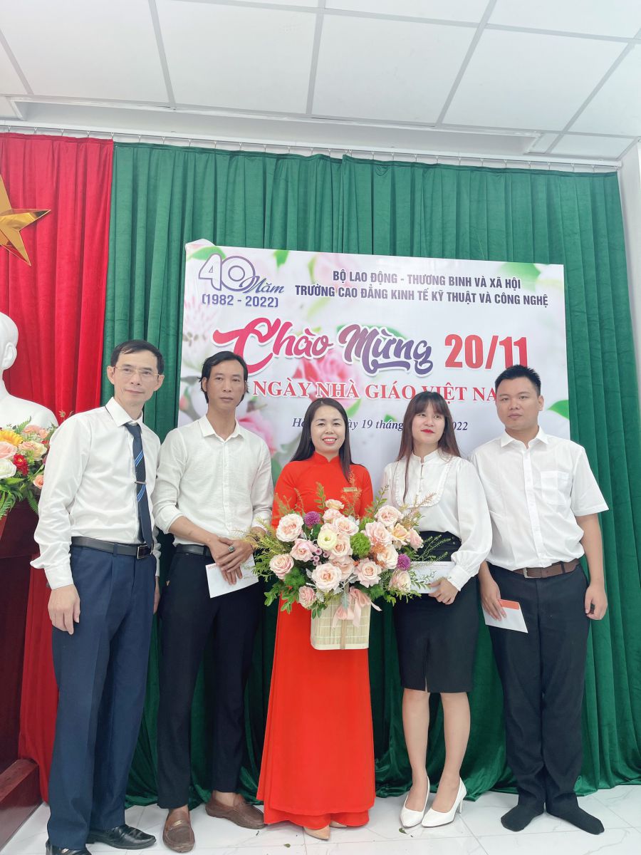 Representatives of teachers and staff gave flowers and took souvenir photos with the Board of Directors.